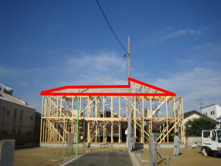 新築工事屋根の位置