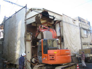 建替え工事既存建物解体中