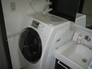 脱衣場のリフォーム完成後の洗面化粧台設置および洗濯機の設置