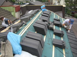 屋根の葺き替え施工中