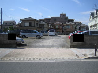 砂利敷きの駐車場全景